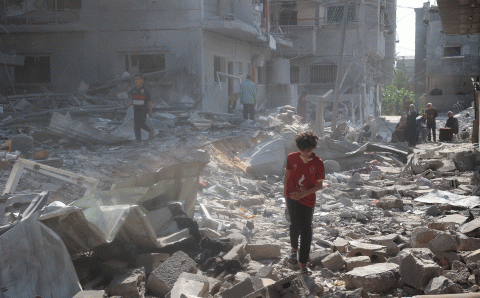 Gutt i ruiner etter bombing etter våpenhvilen Gaza