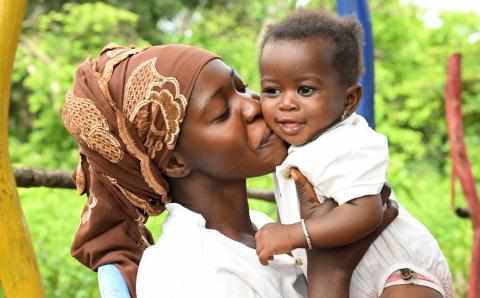 Mor kysser barnet sitt på kinnet, Elfenbenskysten