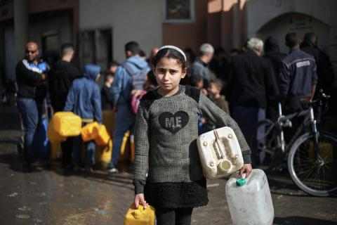 Jente i Gaza med vannkanner