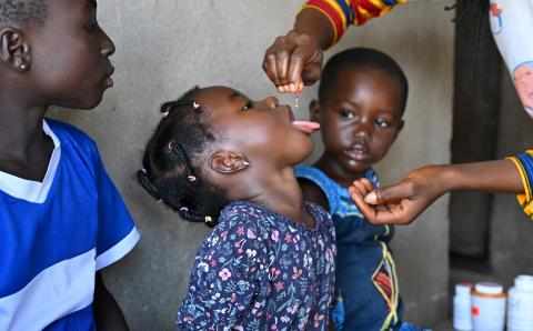 Et barn får vaksine mot polio
