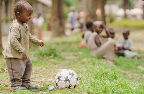 Et lite barn står foran en fotball, Den demokratiske republikken Kongo