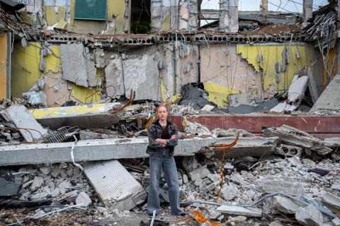 Barn utenfor ødelagt skole i Ukraina