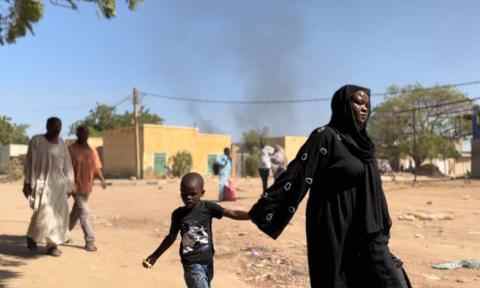 Mor og barn på flukt i Sudan
