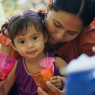 En mor holder datteren sin, Belize