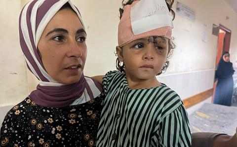 Jente med hodebandasje og mor Gaza