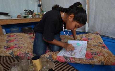 Jente i Gaza maler