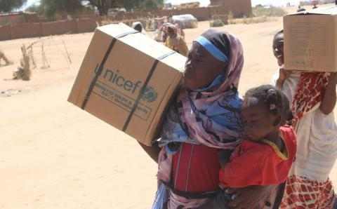 Mor og barn med eske Sudan