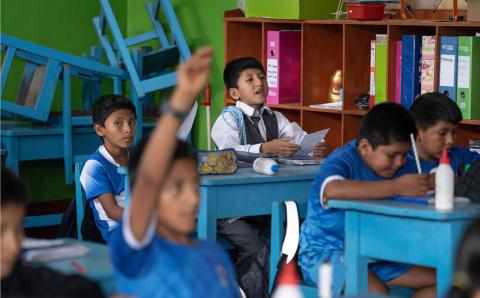 Gutter i klasserom i Peru