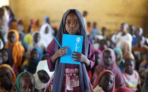 Jente med penn og bok Sudan