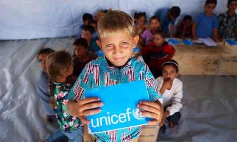 Gutt med bok på læringssenter Gaza
