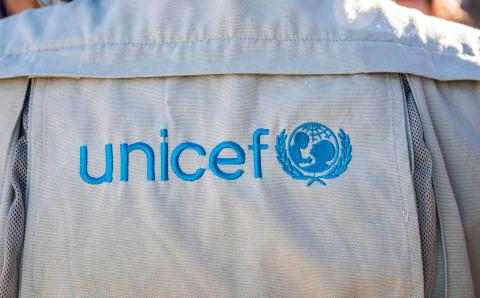 UNICEF-logo i på vest i felt