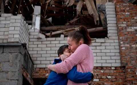 Mor og barn klemmer under krigen  i Ukraina