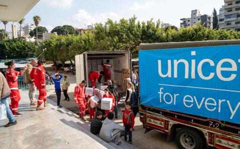 Lastebil med nødhjelp fra UNICEF kjører inn i Libanon