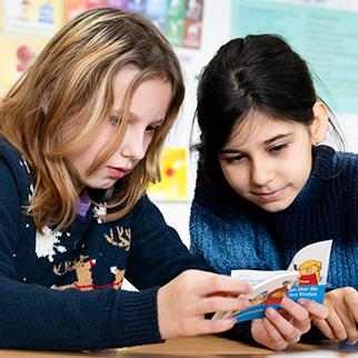 To jenter på skolen