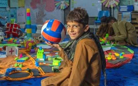 Barn leker på et barnevennlig senter støttet av UNICEF, Afghanistan