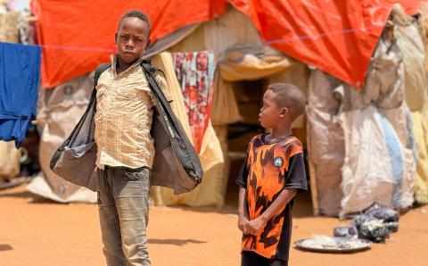 To gutter i Sudan