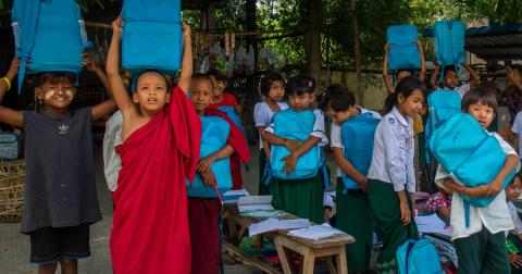 En skoleklasse viser frem de nye skolesekkene de har fått fra UNICEF, Myanmar