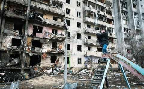 Ukraina bombet bygg og lekeplass
