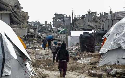 Barn går blant ruiner i Gaza.
