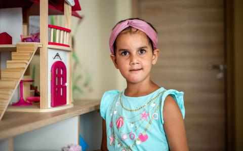 Jente i Bulgaria leker