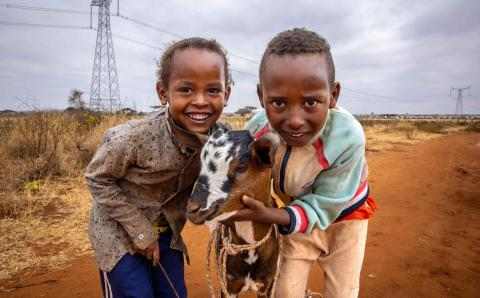 To gutter og en geit i Etiopia