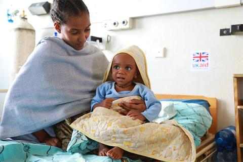 En mor med sitt alvorlig underernærte barn på en UNICEF-støttet enhet ved Ayder-sykehuset i Mekelle i Tigray-regionen i Etiopia. 