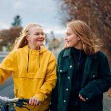 to jenter med sykkel