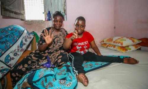 Mor og datter med nedsatt funksjonsevne Kenya