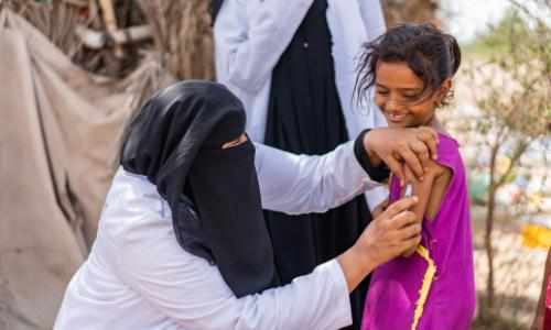 Jente fra Jemen får vaksine_State of the World 2023