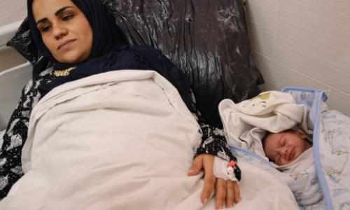 Nyfødt baby og mor i Gaza