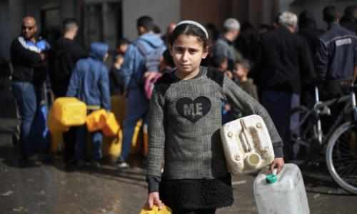 Jente på Gaza med vannkanner