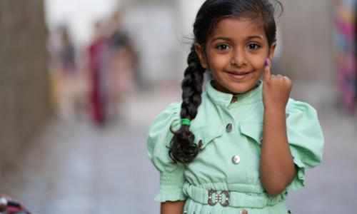 Poliovaksinert jente med lilla finger
