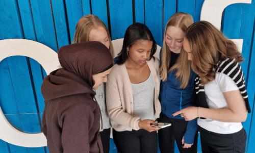 Ungdommer ser på en mobil