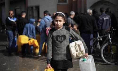 Jente i Gaza med vannkanner