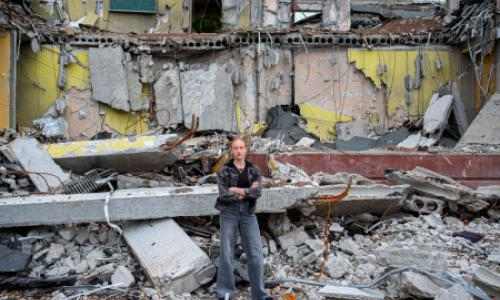 Barn utenfor ødelagt skole i Ukraina