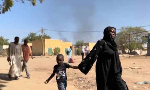 Mor og barn på flukt i Sudan