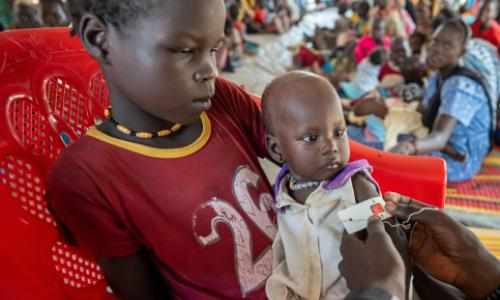 Barn i Sudan undersøkes for underernæring