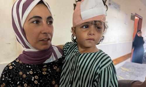 Jente med hodebandasje og mor Gaza