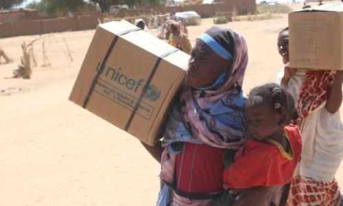 Mor og barn med eske Sudan