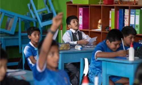 Gutter i klasserom i Peru