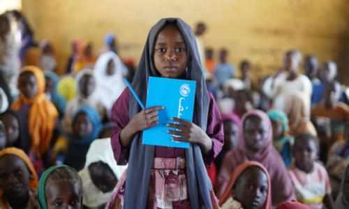 Jente med penn og bok Sudan