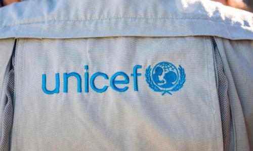 UNICEF-logo i på vest i felt