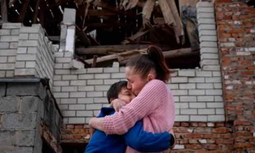 Mor og barn klemmer under krigen  i Ukraina