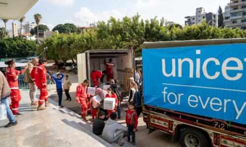 Lastebil med nødhjelp fra UNICEF kjører inn i Libanon