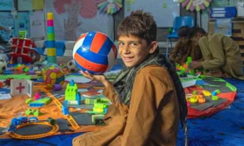 Barn leker på et barnevennlig senter støttet av UNICEF, Afghanistan