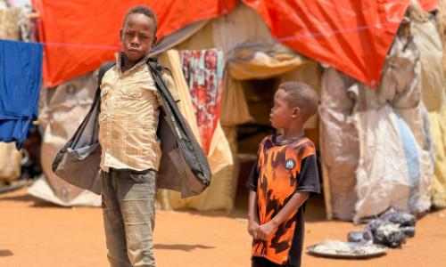 To gutter i Sudan