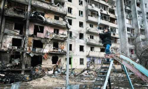 Ukraina bombet bygg og lekeplass