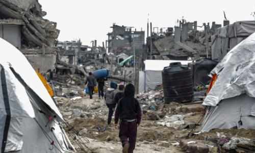 Barn går blant ruiner i Gaza.