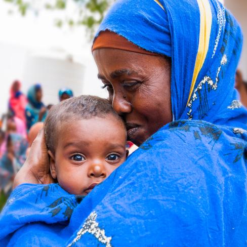 En mor holder barnet sitt, Somalia
