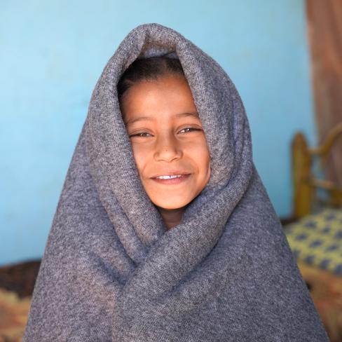 Ei jente er pakket inn i et pledd, Sudan